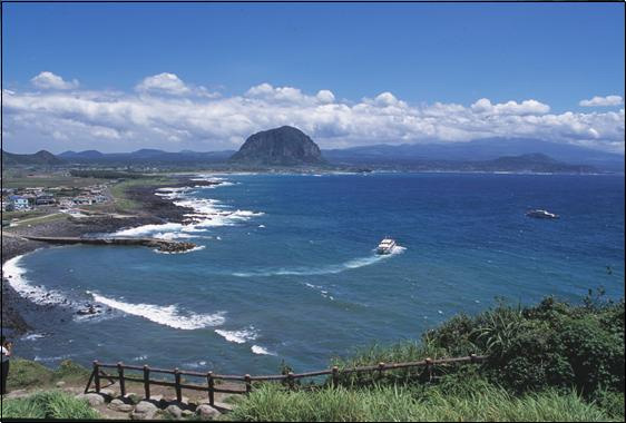 The View of Soak Mountain by Kim, Jaejun (Awarded at the 1st Korea Ocean Art Photography Contest