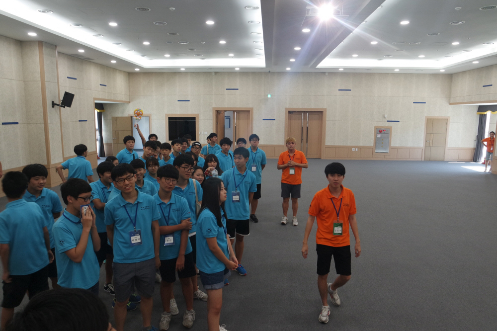 강당에서 제2회 대한민국 청소년 해양캠프 학생들이 대기하는 모습