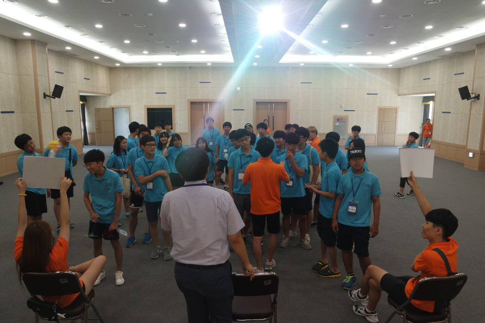 강당에서 제2회 대한민국 청소년 해양캠프 학생들이 퀴즈푸는 모습