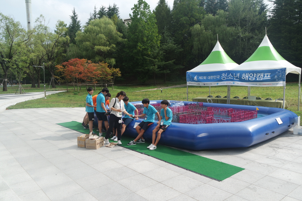 야외에서 조별로 대기하는 제2회 대한민국 청소년 해양캠프 학생들 모습
