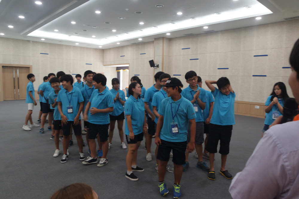 강당에서 제2회 대한민국 청소년 해양캠프 학생들이 대기하는 모습