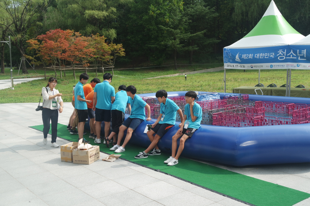 야외에서 조별로 대기하는 제2회 대한민국 청소년 해양캠프 학생들 모습