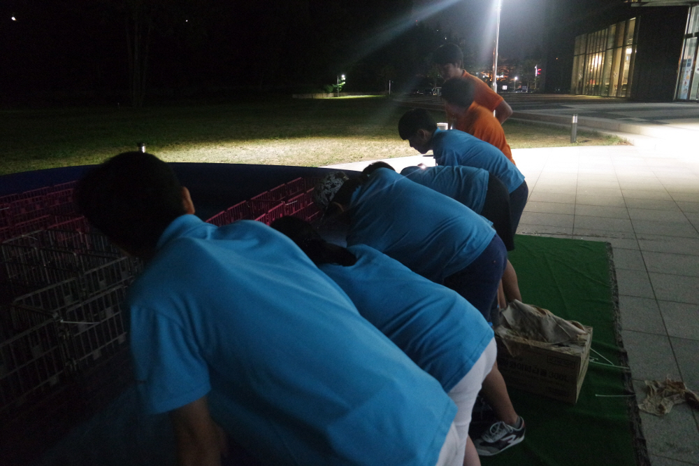 야외에서 조별프로그램을 하는 제2회 대한민국 청소년 해양캠프 학생들 모습