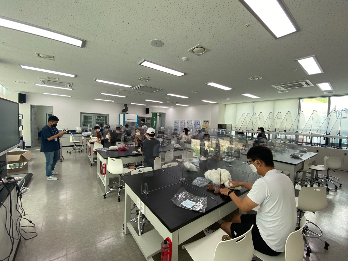 해양인재학교 독도 강치인형을 만드는 모습