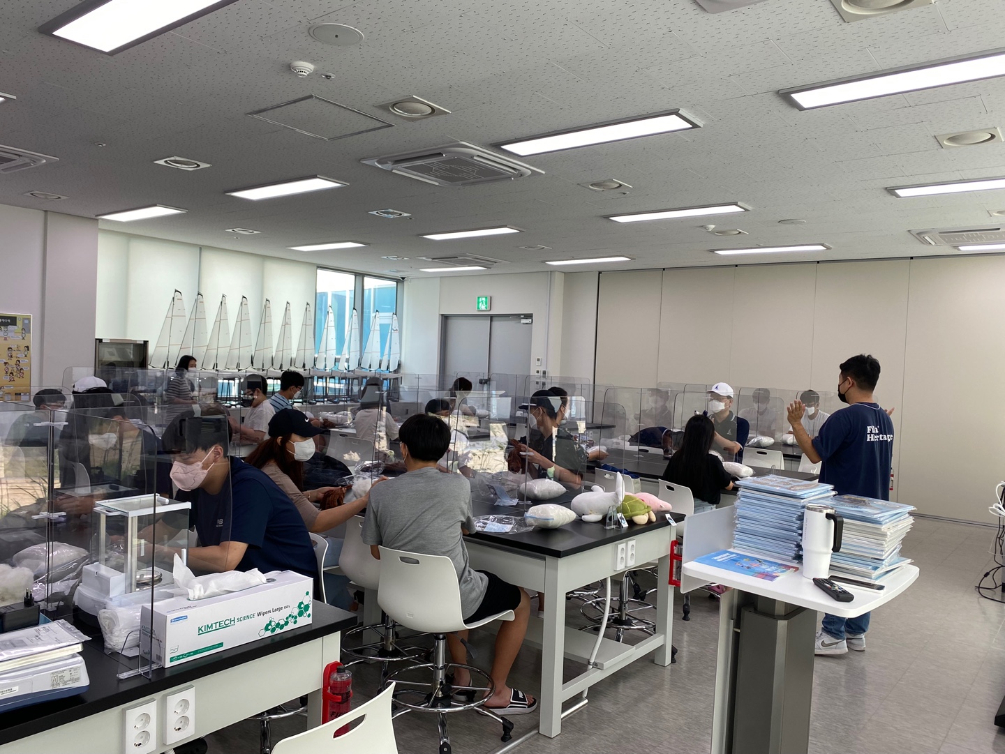 해양인재학교 독도 강치인형을 만드는 모습